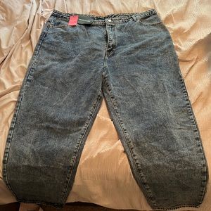 PRETTYLITTLETHING Plus Vintage Wash Mom Jean. Size 20.